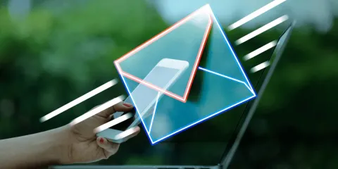 Stilisierter Briefumschlag über einem Smartphone